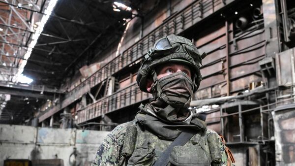 جندي من المركز الدولي للأعمال المتعلقة بإزالة الألغام التابع للقوات المسلحة الروسية يتفقد أراضي مصنع آزوفماش في ماريوبول، 27 أغسطس 2022 - سبوتنيك عربي