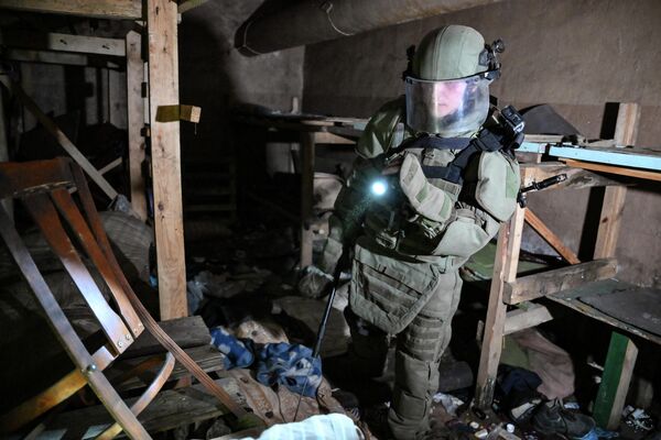 جندي من المركز الدولي للأعمال المتعلقة بإزالة الألغام التابع للقوات المسلحة الروسية يكتشف ألغاما داخل  مصنع آزوفماش في ماريوبول، 27 أغسطس 2022 - سبوتنيك عربي
