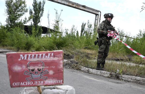 جندي من المركز الدولي للأعمال المتعلقة بإزالة الألغام التابع للقوات المسلحة الروسية يقوم باكتشاف وإزالة الألغام على أراضي مصنع آزوفماش في ماريوبول، 27 أغسطس 2022 - سبوتنيك عربي