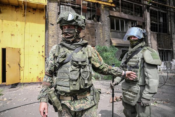 جنود من المركز الدولي للأعمال المتعلقة بإزالة الألغام التابع للقوات المسلحة الروسية يتفقدون أراضي مصنع آزوفماش في ماريوبول، 27 أغسطس 2022 - سبوتنيك عربي