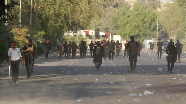 اشتباكات بين القوات الأمنية العراقية ومتظاهرين تابعين للتيار الصدري في المنطقة الخضراء في بغداد - سبوتنيك عربي