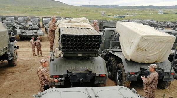 جنود مشاركون من منغوليا خلال الاستعدادات لمناورة مركز القيادة الاستراتيجية فوستوك 2022 في روسيا، 30 أغسطس 2022 - سبوتنيك عربي