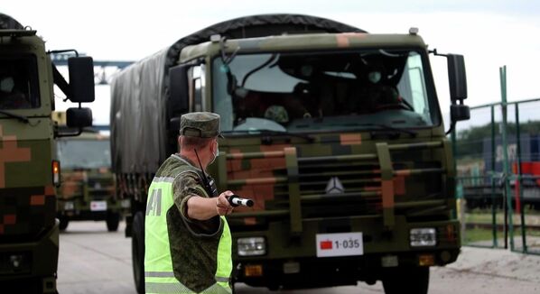 وصول معدات عسكرية صينية خلال الاستعدادات لمناورات مركز القيادة الاستراتيجية فوستوك 2022 في روسيا 30 أغسطس 2022 - سبوتنيك عربي