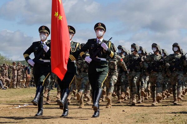 الجنود الصينيون المشاركون في مراسم افتتاح التدريبات الاستراتيجية للقيادة والأركان &quot;فوستوك 2022&quot; في روسيا، 31 أغسطس 2022 - سبوتنيك عربي
