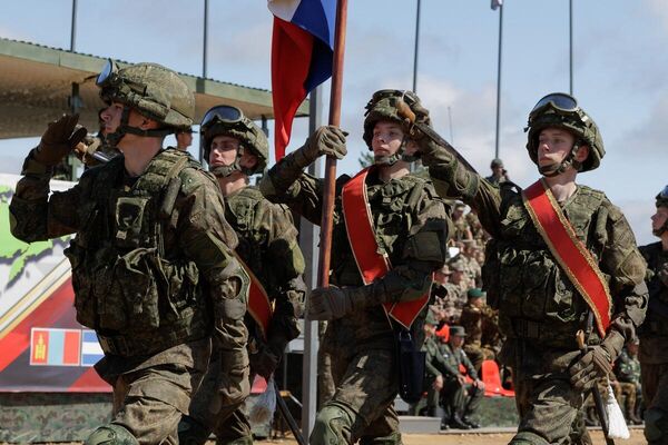 الجنود الروس المشاركون في مراسم افتتاح التدريبات الاستراتيجية للقيادة والأركان &quot;فوستوك 2022&quot; في روسيا، 31 أغسطس 2022 - سبوتنيك عربي