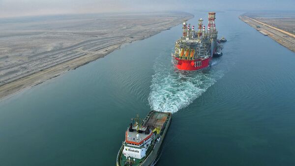 صورة أرشيفية.. زورق قطر يسحب سفينة لتخزين بطول قناة السويس المصرية  - سبوتنيك عربي