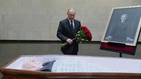 الرئيس الروسي فلاديمير بوتين يودع ميخائيل غورباتشوف رئيس الاتحاد السوفيتي الأوحد في المستشفى المركزي السريري - سبوتنيك عربي