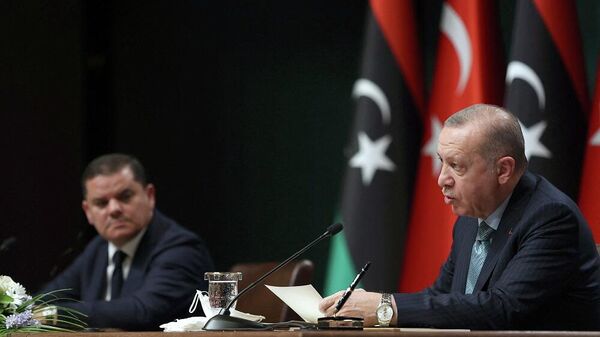 الرئيس التركي، رجب طيب أردوغان، ورئيس وزراء حكومة الوحدة الوطنية الليبية، عبد الحميد دبيبة، يحضران مراسم التوقيع بعد اجتماعهما في القصر الرئاسي في أنقرة، 12 نيسان/ أبريل 2021 - سبوتنيك عربي
