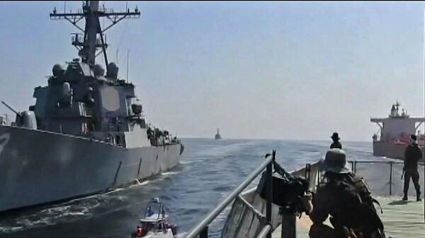 البحرية الإيرانية - سفن حربية إيرانية تواجه سفن أمريكية - سبوتنيك عربي