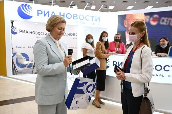 آنا بوبوفا، رئيسة أطباء الدولة للصحة في روسيا الاتحادية (يسار) في جناح مجموعة روسيا سيغودنيا الإعلامية  في المنتدى الاقتصادي العالمي في فلاديفوستوك، روسيا، 5 سبتمبر/أيلول 2022 - سبوتنيك عربي