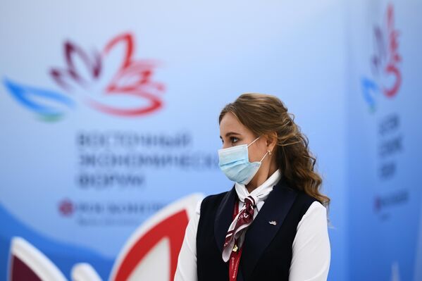 فتاة في المنتدى الاقتصادي الشرقي العالمي في فلاديفوستوك، روسيا 5 سبتمبر 2022 - سبوتنيك عربي