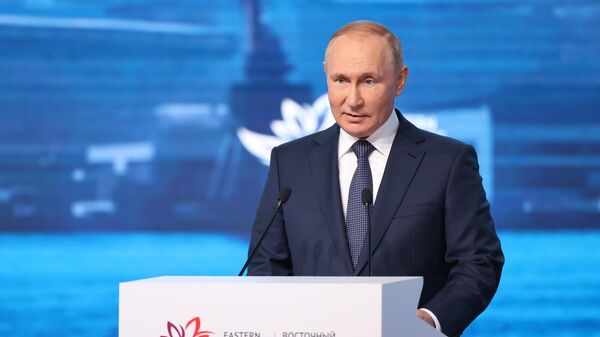 الرئيس الروسي فلاديمير بوتين خلال الجلسة العامة للمنتدى الاقتصادي الشرقي 2022 - سبوتنيك عربي