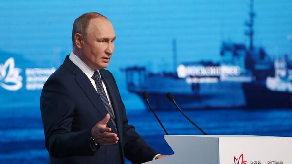 الرئيس الروسي فلاديمير بوتين خلال جلسة عامة للمنتدى الاقتصادي الشرقي 2022 - سبوتنيك عربي