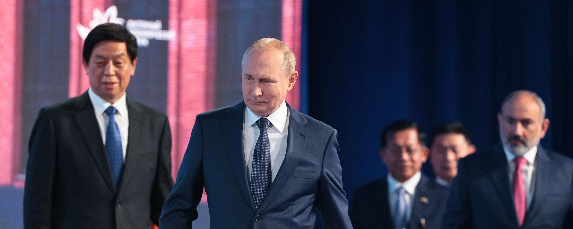 الرئيس الروسي فلاديمير بوتين خلال الجلسة العامة للمنتدى الاقتصادي الشرقي 2022 - سبوتنيك عربي, 1920, 07.09.2022