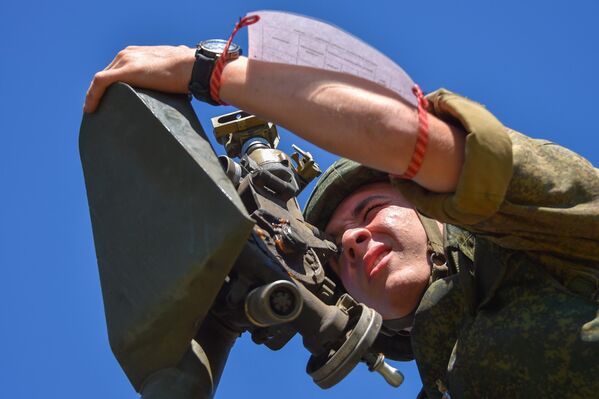 جندي خلال تدريبات القيادة والأركان الاستراتيجية فوستوك 2022 في ساحة تدريب سيرغييفسكي، 6 سبتمبر 2022 - سبوتنيك عربي