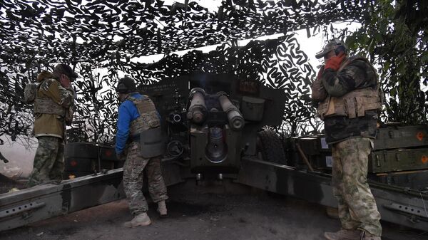جنود طاقم المدفعية التابعة للمجموعة القتالية فاغنير في مواقع القوات المسلحة الأوكرانية بالقرب من باخموت في منطقة دونيتسك، 5 سبتمبر 2022 - سبوتنيك عربي