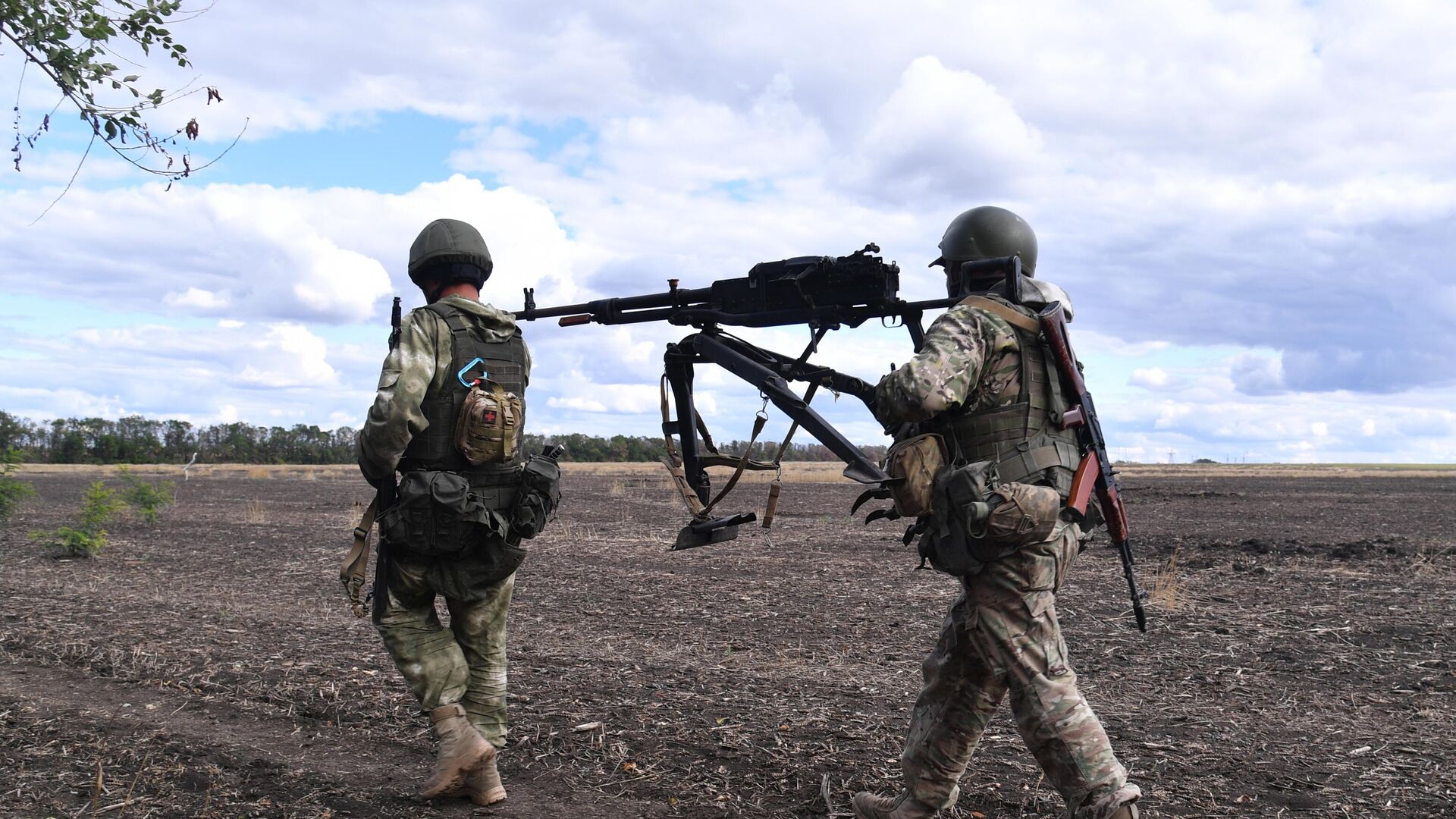 جنود طاقم المدفعية التابعة للمجموعة القتالية فاغنير في مواقع القوات المسلحة الأوكرانية بالقرب من باخموت في منطقة دونيتسك، 5 سبتمبر 2022 - سبوتنيك عربي, 1920, 03.03.2023