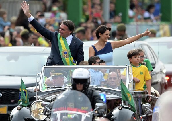 موكب الرئيس البرازيلي جاير بولسونارو (يسار) والسيدة الأولى ميشيل بولسونارو خلال عرض عسكري للاحتفال بالذكرى المئوية الثانية لاستقلال البرازيل في البرازيل، في 7 سبتمبر 2022. - سبوتنيك عربي
