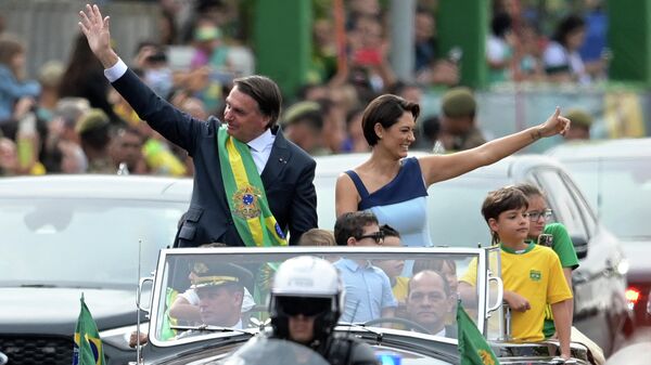 موكب الرئيس البرازيلي جاير بولسونارو (يسار) والسيدة الأولى ميشيل بولسونارو خلال عرض عسكري للاحتفال بالذكرى المئوية الثانية لاستقلال البرازيل في البرازيل، في 7 سبتمبر 2022. - سبوتنيك عربي