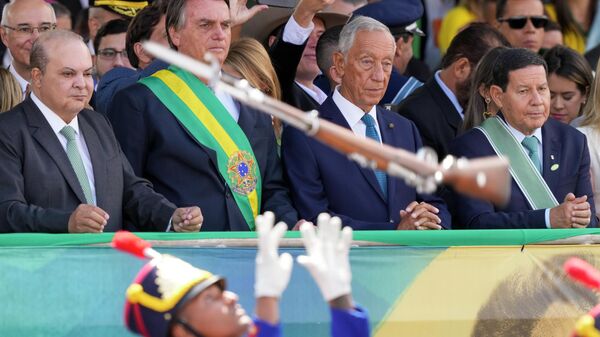 الرئيس البرازيلي جاير بولسونارو، الثاني من اليسار، والرئيس البرتغالي مارسيلو ريبيلو دي سوزا، الثاني من اليمين، يحضران عرضًا عسكريًا للاحتفال بمرور مائتي عام على استقلال البلاد في البرازيل، 7 سبتمبر 2022. - سبوتنيك عربي