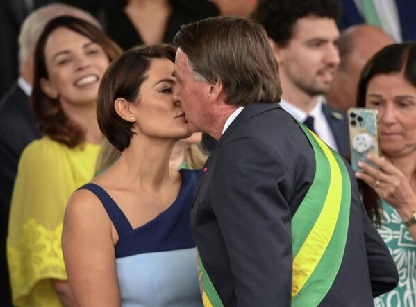 الرئيس البرازيلي جاير بولسونارو يقبل زوجته السيدة الأولى ميشيل بولسونارو خلال العرض العسكري لإحياء الذكرى المئوية الثانية لاستقلال البرازيل في البرازيل، في 7 سبتمبر 2022. - سبوتنيك عربي