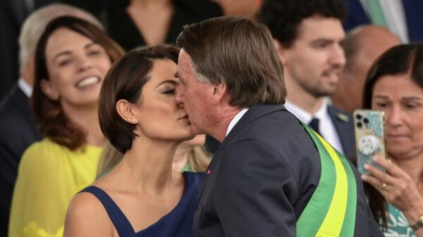 الرئيس البرازيلي جاير بولسونارو يقبل زوجته السيدة الأولى ميشيل بولسونارو خلال العرض العسكري لإحياء الذكرى المئوية الثانية لاستقلال البرازيل في البرازيل، في 7 سبتمبر 2022. - سبوتنيك عربي