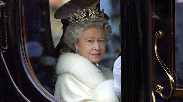 الملكة إليزابيث الثانية تنظر إلى الحشد من عربتها الحصان وهي تغادر قصر باكنغهام لافتتاح البرلمان في لندن، إنجلترا 6 ديسمبر 2000. - سبوتنيك عربي