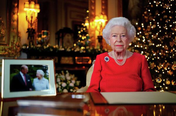 ملكة بريطانيا العظمى إليزابيث الثانية خلال تسجيل البث السنوي لعيد الميلاد في قلعة وندسور بإنجلترا.  - سبوتنيك عربي