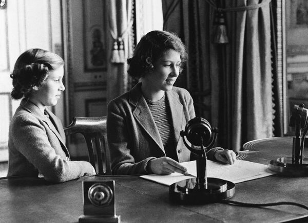 الأميرة إليزابيث (في الوسط) أثناء حديثها أمام الفتيات والفتيان البريطانيين الذين تم إجلاؤهم إلى الخارج أثناء الحرب العالمية الثانية، 22 أكتوبر 1940، لندن ، إنجلترا. - سبوتنيك عربي