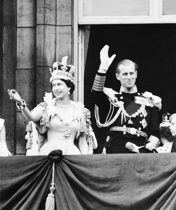 الملكة إليزابيث الثانية والأمير فيليب دوق إدنبرة بعد تتويجهما في كنيسة وستمنتر في لندن.، إنجلترا - سبوتنيك عربي