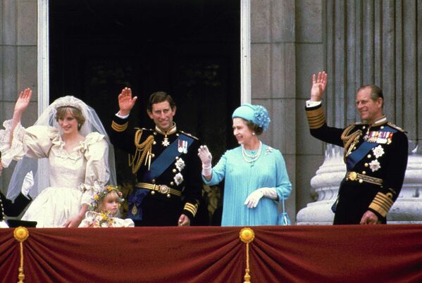  29 يوليو 1981- الأمير تشارلز وعروسه ديانا، أميرة ويلز، ووالديه، الملكة إليزابيث الثانية والأمير فيليب، يلوحان من شرفة قصر باكنغهام في لندن بعد زواجهما في سانت بول كاتيرال . ابتداءً من 2 يونيو 2012، تبدأ الملكة إليزابيث الثانية احتفالًا لمدة أربعة أيام بعيد ميلادها الستين على العرش. - سبوتنيك عربي