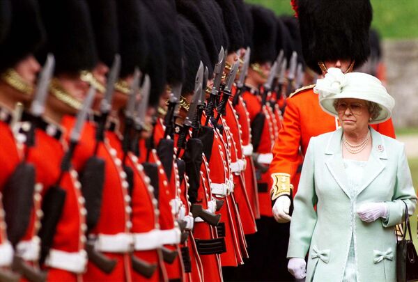 الملكة إليزابيث الثانية تتفقد الكتيبة الأولى والسرية رقم 7 التابعة لحرس كولد ستريم في وندسور في 20 مايو 1999. قدمت الملكة ألوانًا جديدة للفوج في قلعة وندسور بصفتها العقيد العام. - سبوتنيك عربي