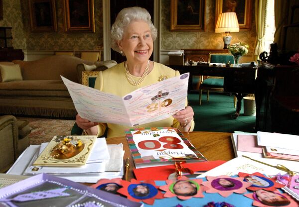 ملكة بريطانيا إليزابيث الثانية تجلس في غرفة ريجنسي بقصر باكنغهام بلندن في 19 أبريل 2006 وهي تنظر في بعض البطاقات التي تم إرسالها إليها بمناسبة عيد ميلادها الثمانين. وقال قصر باكنغهام إنها تلقت حتى الآن 20 ألف بطاقة و 17 ألف بريد إلكتروني. تحتفل الملكة بعيد ميلادها الثمانين الفعلي يوم الجمعة 21 أبريل بجولة في بلدة وندسور تليها عشاء على شرفها أقامه ابنها الأمير تشارلز في قصر كيو في لندن. - سبوتنيك عربي