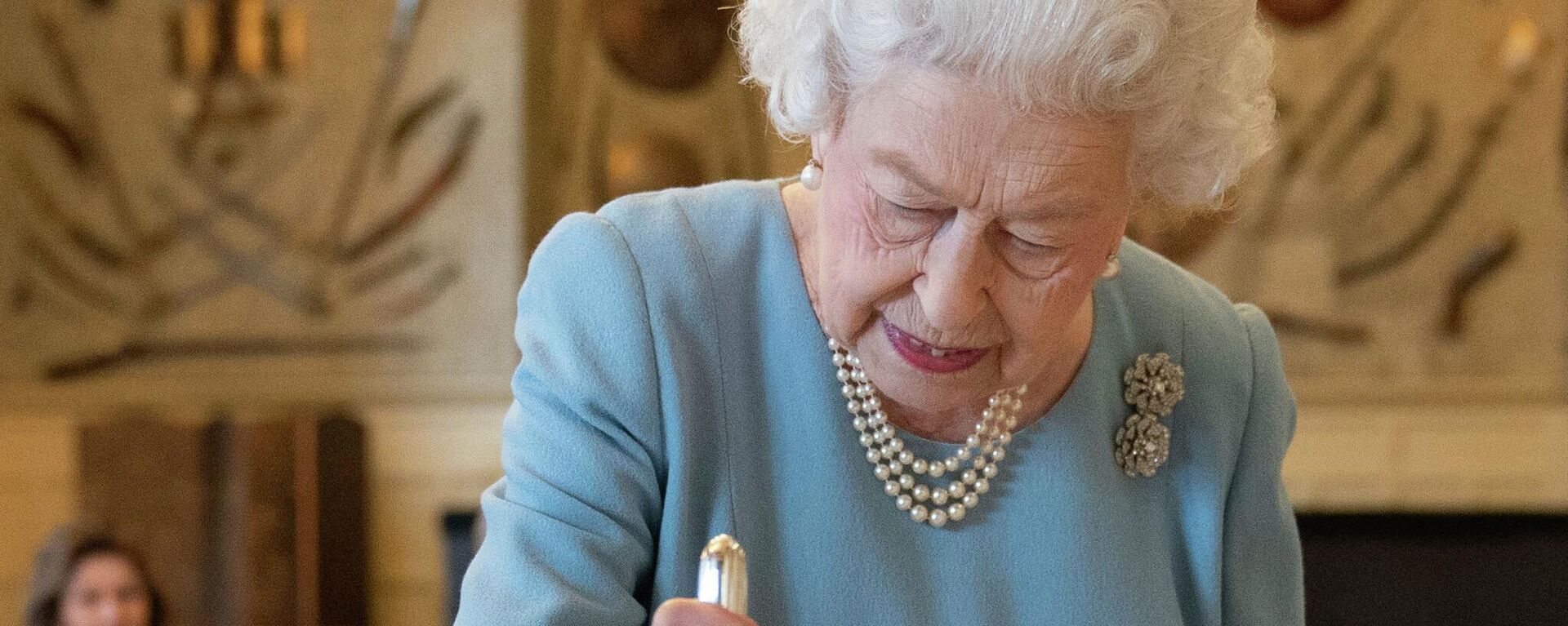 ملكة بريطانيا إليزابيث الثانية تقطع كعكة للاحتفال ببدء اليوبيل البلاتيني، في ساندرينجهام هاوس، مقر إقامتها في نورفولك، في ساندرينجهام، إنجلترا، 5 فبراير 2022. - سبوتنيك عربي, 1920, 12.09.2022