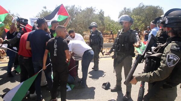 وقفة احتجاجية لأهالي قرية النبي صموئيل الفلسطينية رفضاً للاعتداءات الإسرائيلية - سبوتنيك عربي