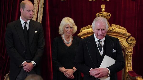 الملك تشارلز الثالث وكاميلا والملكة القرينة والأمير ويليام خلال حفل إعلان الملك في قصر سانت جيمس في لندن، إنجلترا 10 سبتمبر 2022 - سبوتنيك عربي