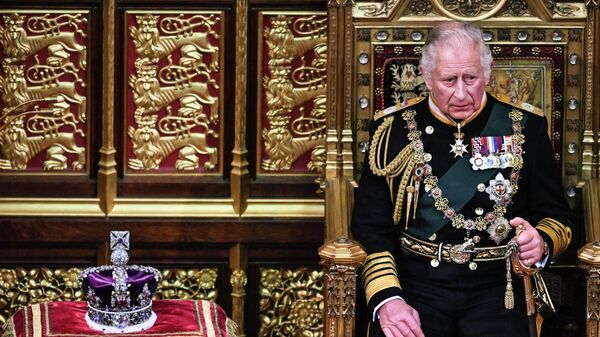 الأمير تشارلز يجلس أمام تاج الدولة الإمبراطوري في غرفة مجلس اللوردات، خلال الافتتاح الرسمي للبرلمان، في مجلسي البرلمان، في لند ، إنجلترا 10 مايو 2022. - سبوتنيك عربي