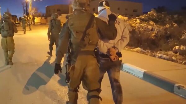  قوات الجيش الإسرائيلي تشن حملة مداهمات واعتقالات واسعة في مدن الضفة الغربية والقدس - سبوتنيك عربي