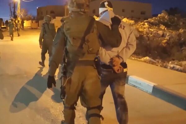  قوات الجيش الإسرائيلي تشن حملة مداهمات واعتقالات واسعة في مدن الضفة الغربية والقدس - سبوتنيك عربي