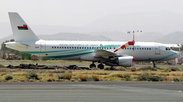 طائرة عمانية في مطار مسقط الدولي - سبوتنيك عربي