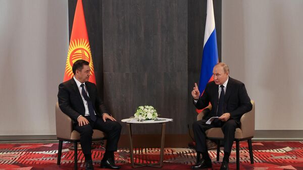 الرئيس الروسي فلاديمير بوتين والرئيس القرغيزي صادر جاباروف خلال اجتماع على هامش قمة منظمة شنغهاي للتعاون في سمرقند، أوزبكستان  15 سبتمبر 2022 - سبوتنيك عربي