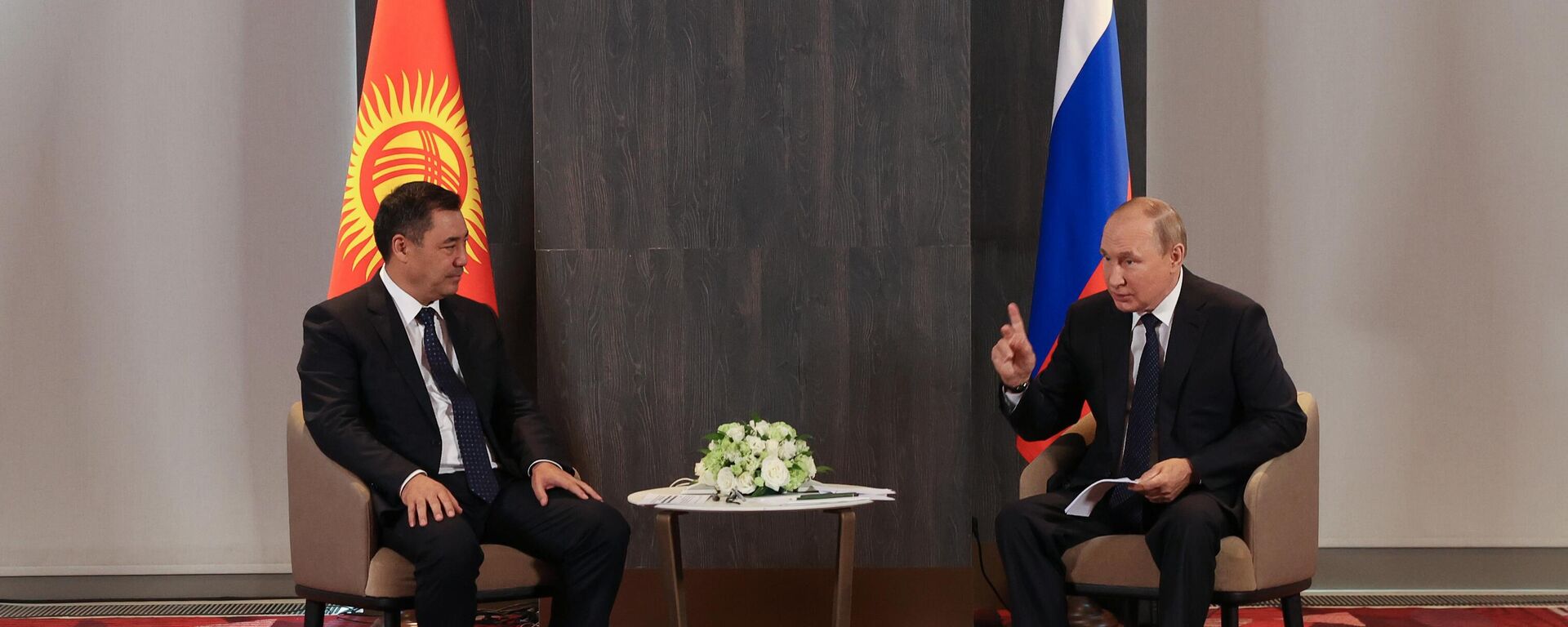 الرئيس الروسي فلاديمير بوتين والرئيس القرغيزي صادر جاباروف خلال اجتماع على هامش قمة منظمة شنغهاي للتعاون في سمرقند، أوزبكستان  15 سبتمبر 2022 - سبوتنيك عربي, 1920, 15.09.2022