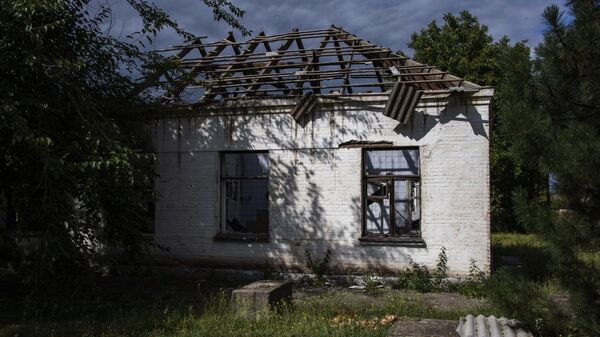 تضرر مبنى سكني نتيجة قصف القوات المسلحة الأوكرانية في مدينة فاسيليفكا بمنطقة زابوروجيه، 14 سبتمبر 2022 - سبوتنيك عربي