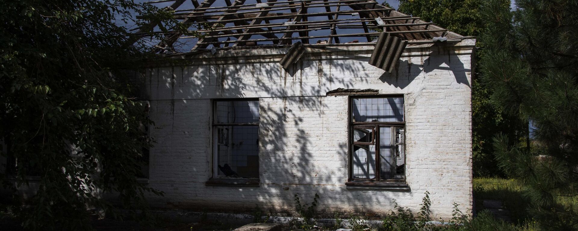 تضرر مبنى سكني نتيجة قصف القوات المسلحة الأوكرانية في مدينة فاسيليفكا بمنطقة زابوروجيه، 14 سبتمبر 2022 - سبوتنيك عربي, 1920, 05.12.2022