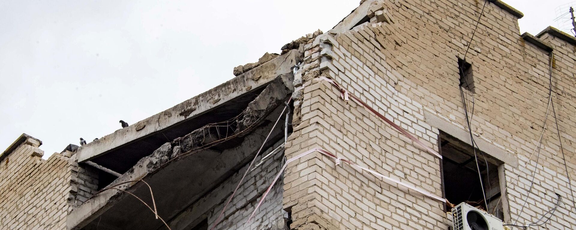 تضرر مبنى سكني نتيجة قصف القوات المسلحة الأوكرانية في مدينة فاسيليفكا بمنطقة زابوروجيه، 14 سبتمبر 2022 - سبوتنيك عربي, 1920, 02.10.2022