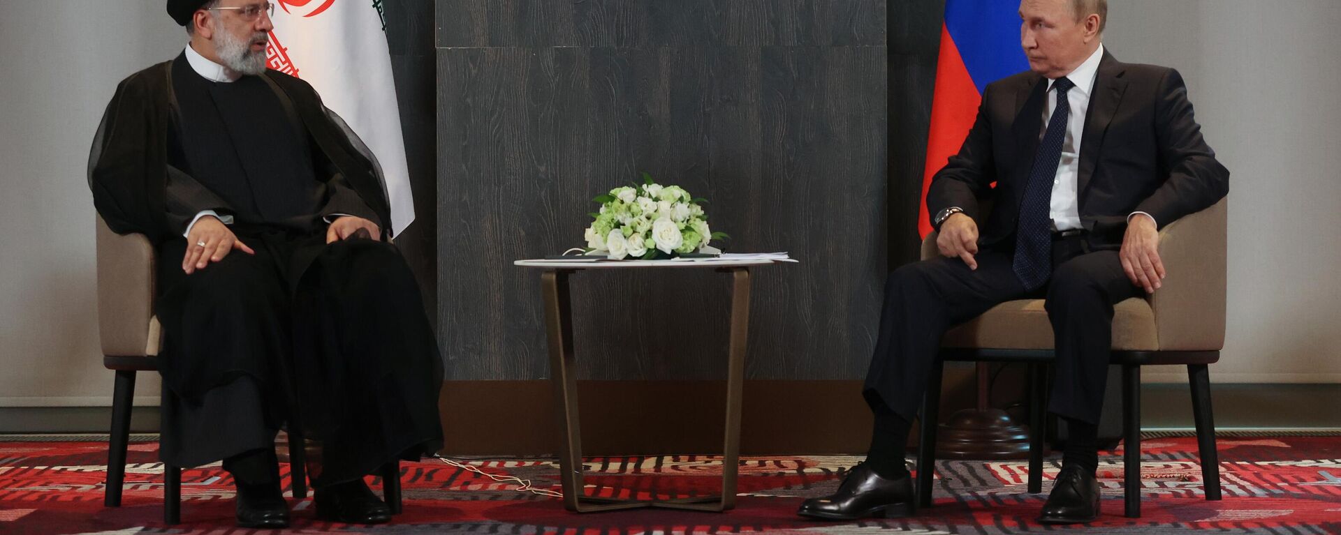 الرئيس فلاديمير بوتين يلتقي بنظيره الإيراني إبراهيم رئيسي في إطار مؤتمر منظمة شنغهاي للتعاون، أوزبكستان 15 سبتمبر 2022 - سبوتنيك عربي, 1920, 03.01.2024