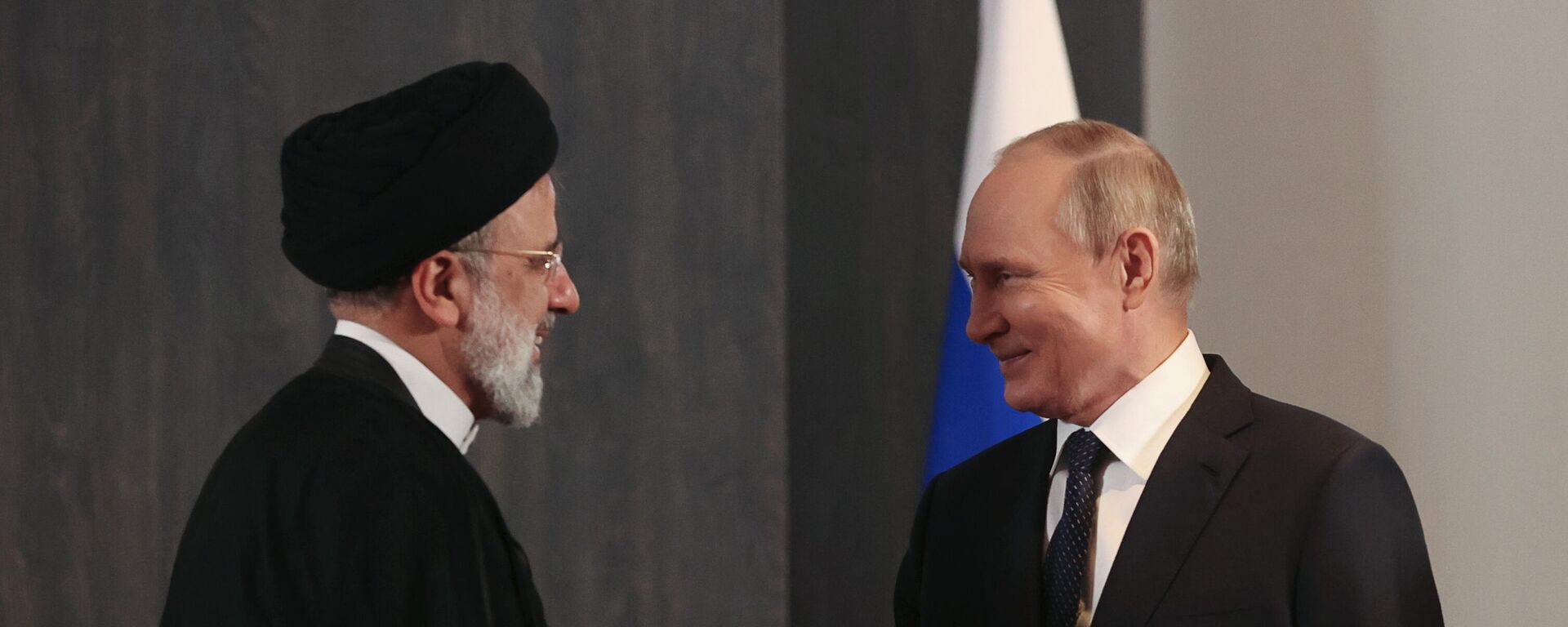 الرئيس فلاديمير بوتين يلتقي نظيره الإيراني إبراهيم رئيسي في إطار مؤتمر منظمة شنغهاي للتعاون، أوزبكستان 15 سبتمبر 2022 - سبوتنيك عربي, 1920, 24.02.2023
