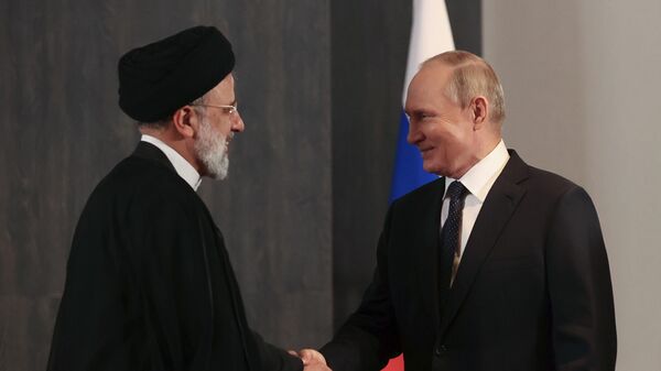 الرئيس فلاديمير بوتين يلتقي نظيره الإيراني إبراهيم رئيسي في إطار مؤتمر منظمة شنغهاي للتعاون، أوزبكستان 15 سبتمبر 2022 - سبوتنيك عربي