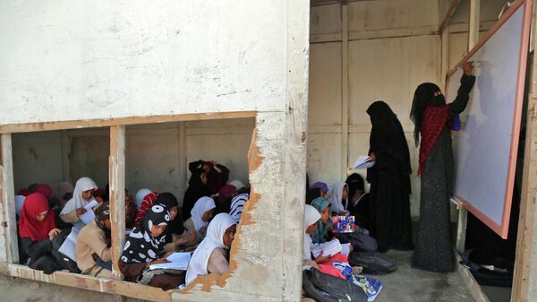 أطفال يمنيون يحضرون دروسًا في مدرسة مؤقتة مع بدء العام الدراسي الجديد في محافظة الحديدة الغربية التي مزقتها الحرب، في 12 سبتمبر 2022 - سبوتنيك عربي