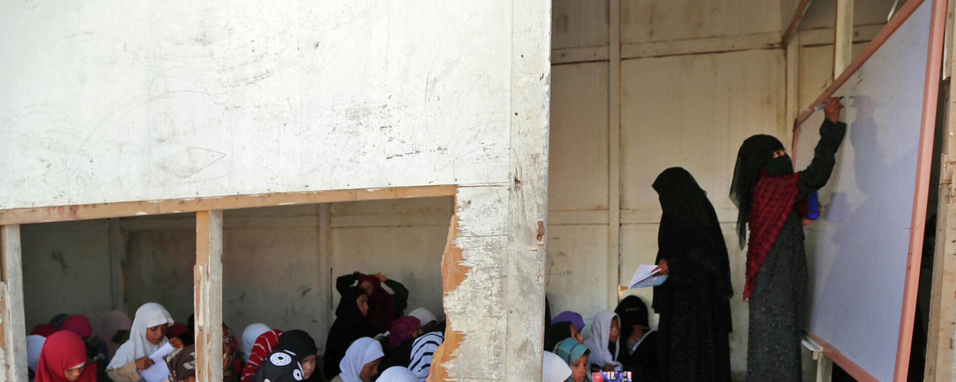 أطفال يمنيون يحضرون دروسًا في مدرسة مؤقتة مع بدء العام الدراسي الجديد في محافظة الحديدة الغربية التي مزقتها الحرب، في 12 سبتمبر 2022 - سبوتنيك عربي, 1920, 06.03.2023